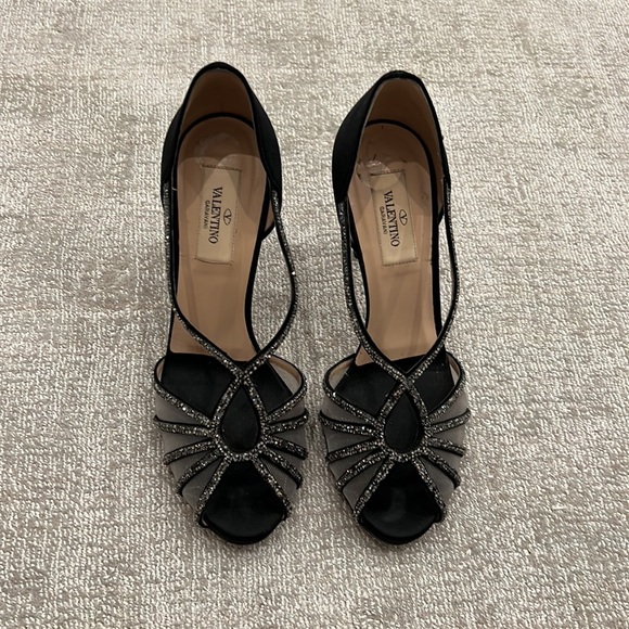 VALENTINO BLACK SATIN & MESH CRYSTAL EMBELLISHED PEEP TOE
PUMPS Size 36.5 - Picture 2 of 11